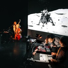 Robert Nippoldt: Paper Moon / Photo: © Dominic Sehak Robert Nippoldt: Paper Moon