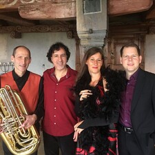 Federboa und Zylinder / Photo: © Heilswint Hausmann - Federboa und Zylinder Federboa und Zylinder