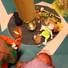 Halloween-Kinder-Yoga / Photo: © Elena Knaus Halloween-Kinder-Yoga