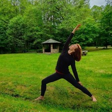 Waldyoga / Photo: © Gemeinde Nonnweiler, mit KI angepasst Waldyoga